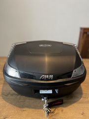 GIVI B47NTML κεντρική βαλίτσα Blade tech monolock 47lt black/smoke ανακλαστήρες