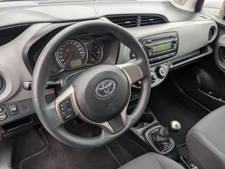 Toyota Yaris 2015-thumb-7