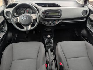 Toyota Yaris 2015-thumb-8