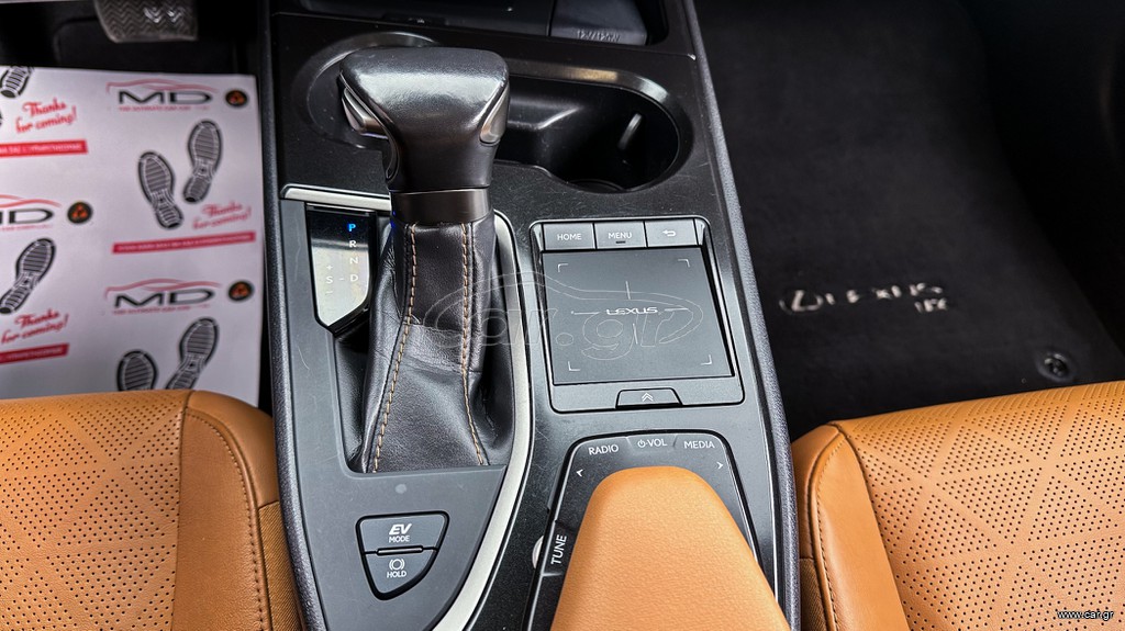 Lexus UX thumbnail 24