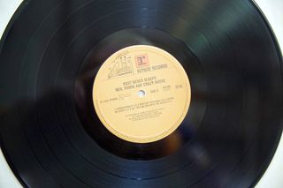 NEIL YOUNG WITH CRAZY HORSE - RUST NEVER SLEEPS-thumb-6