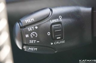 Peugeot 208 2023 Allure, Navi, Clima, Rear Camera, Apple Carplay - Android-thumb-22