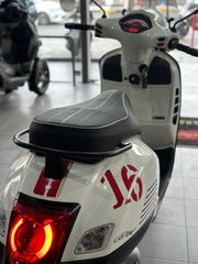 Vespa GTS Super Racing Sixties 300 2020-thumb-5