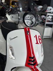 Vespa GTS Super Racing Sixties 300 2020-thumb-16