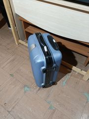 Βαλίτσα ταξιδίου πλαστικιά,τροχίλατη 35μ*25π*60υ με τριψήφιο κωδικό. .Δυν-τα Μεταφορας