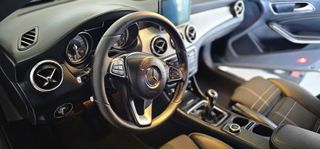 Mercedes-Benz CLA 180 2016 URBAN-thumb-4