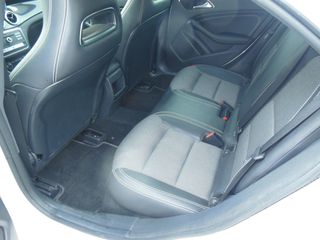 Mercedes-Benz GLA 180 2017 DIESEL-thumb-8