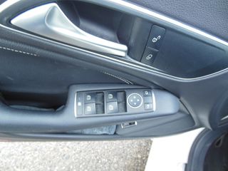 Mercedes-Benz GLA 180 2017 DIESEL-thumb-12