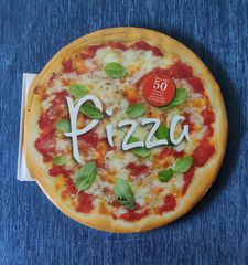 Πωλείται το βιβλίο «Pizza» σε πρωτότυπο σχήμα πίτσας