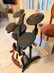 σετ μικρόφωνο drums και κιθάρα για το βιντεοπαιχνίδι Guitar Hero World Tour