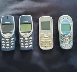 "Πακέτο 4 ρετρό κινητών (2x Nokia 3310, 1x Samsung, 1x Siemens M50)".