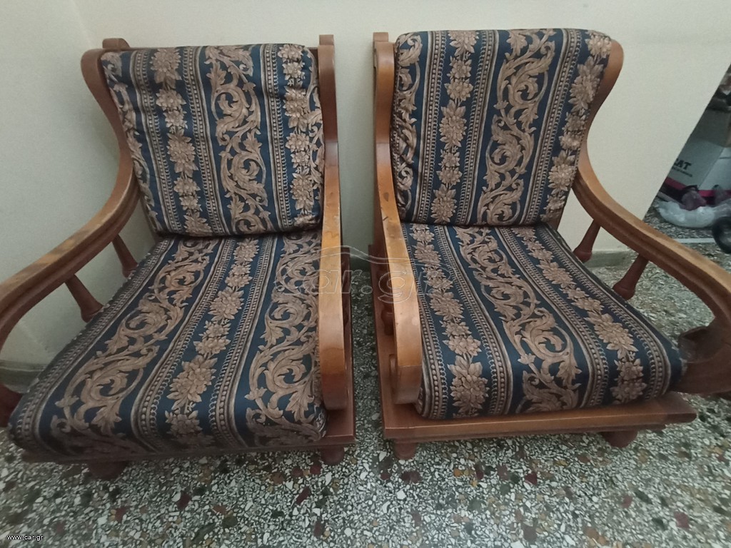 Ξύλινες πολυθρόνες με μαξιλάρια