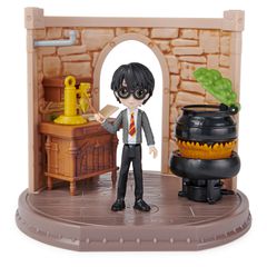 Spin Master Wizarding World 6061847 Harry Potter - Hogwarts Potions Classroom Playset with Exclusive Harry Potter Collec