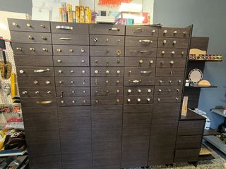 ΕΥΚΑΙΡΙΑ: Πλήρης Εκθεσιακή Σύνθεση με 2.000+ Πόμολα & Λαβές (Έπιπλο + Στοκ)