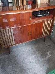 ένα αυθεντικό vintage ραδιοπικάπ κονσόλα, από τη δεκαετία του ’50 με αρχές ’60. Πρόκειται για ένα μοναδικό