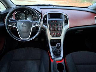 Opel Astra 2010 J-thumb-8