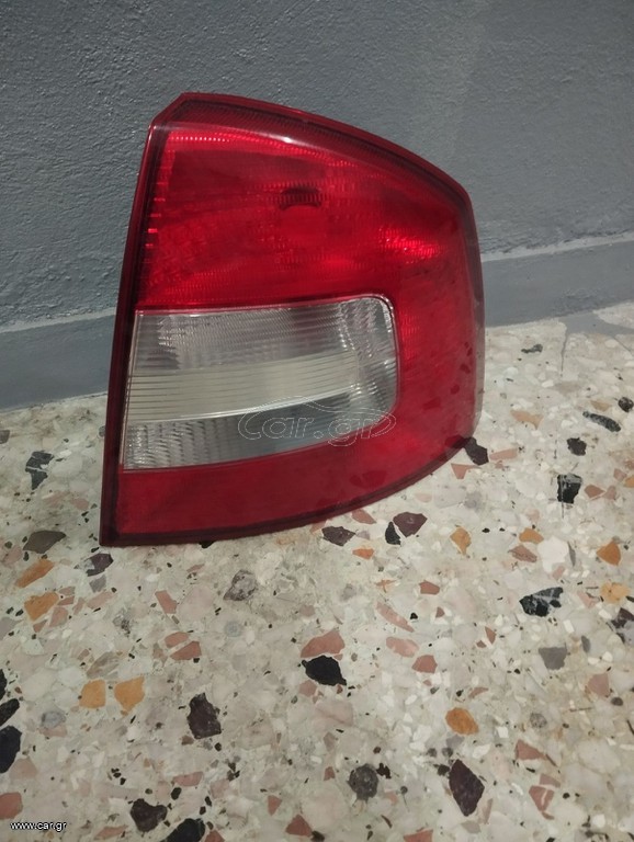 ΠΩΛΕΙΤΑΙ ΠΙΣΩ ΔΕΞΙΟ  ΦΑΝΑΡΙ ΑΠΟ SKODA OCTAVIA 5
