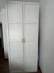 Δίφυλλη  ντουλάπα IKEA λευκή, σε άριστη κατάσταση.
Διαθέτει ράφια, συρτάρια και χώρο για κρεμάστρες, αρκετά ευρύχωρη και πρακτική.
Έχει φυσικούς ρόζους/νερά ξύλου (δεν είναι φθορά).
 2,36Χ1,00