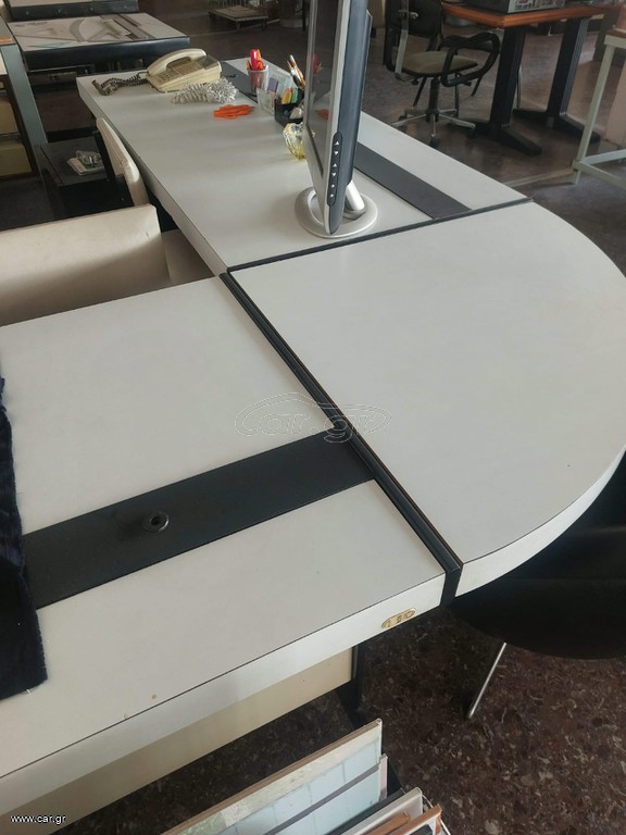 Γωνιακό γραφείο λογιστηριου