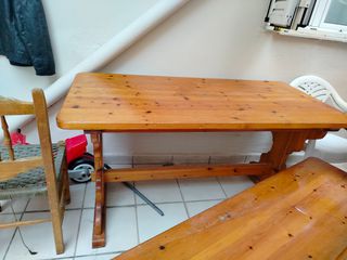 μοναστηριακού τύπου τραπέζι με σκαμπό