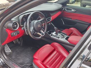 Alfa Romeo Giulia 2021 VELOCE Q4-thumb-8