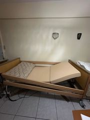 νοσοκομειακό κρεβάτι με ηλεκτρονικό σύστημα ανύψωσης πλάτης και ποδιών