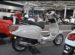 Vespa Primavera 125 2026 4 ΕΤΗ ΕΓΓΥΗΣΗ 30 ΑΤΟΚΕΣ ΜΕ ΔΩΡΟ ΑΞΕΣΟΑΥΡ-thumb-5