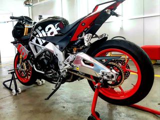 Aprilia Tuono 2016 V4 1100 FACTORY-thumb-1