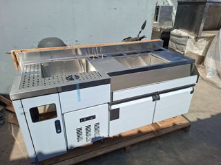 Coffee station , γούρνα με διάτρητη σχάρα για το στράγγισμα σκευών , θέσεις για GN λεκανάκια , ψυγείο στη βάση του για τη συντήρηση υλικών και ποτών ,  Διαστάσεις 180Χ70Χ95cm