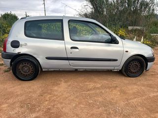 Renault Clio 2002-thumb-2