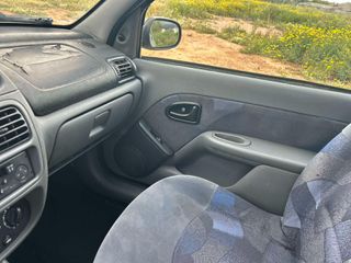 Renault Clio 2002-thumb-12