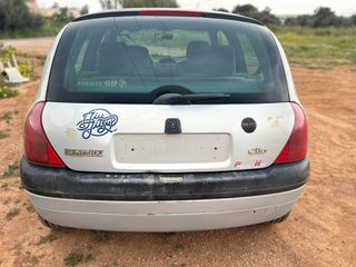 Renault Clio 2002-thumb-23