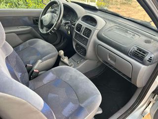 Renault Clio 2002-thumb-25