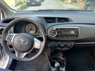 Toyota Yaris 2014-thumb-8