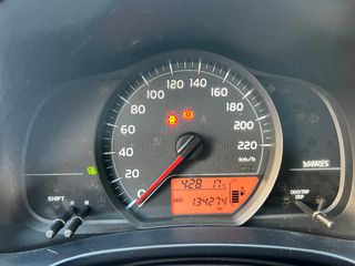 Toyota Yaris 2014-thumb-15