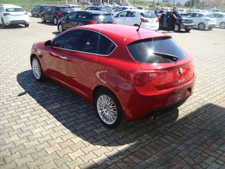 Alfa Romeo Giulietta 2012-thumb-4