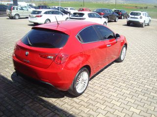 Alfa Romeo Giulietta 2012-thumb-5