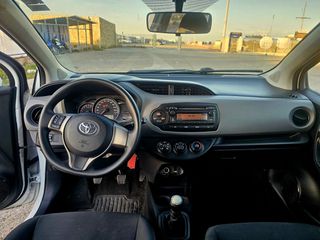 Toyota Yaris 2015-thumb-6