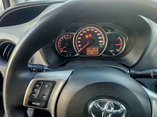 Toyota Yaris 2015-thumb-9
