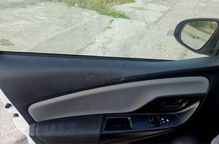 Toyota Yaris 2015-thumb-10