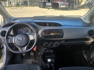Toyota Yaris 2015-thumb-11