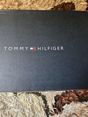 Πωλούνται παπούτσια μάρκας TOMMY HILFIGER
