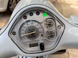 Vespa GTS 300 2010-thumb-4