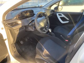Peugeot 208 2015-thumb-5