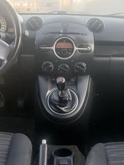 Mazda 2 2010-thumb-3