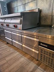 Ψυγείο πάγκος INOMAK χαμηλός με 6 συρτάρια 1200€ και 2 ψυχόμενοι πάγκοι με υποδοχές για δοχεία 1000€ έκαστο