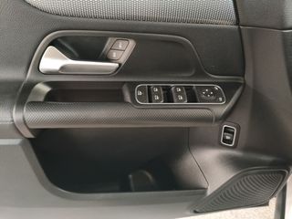 Mercedes-Benz GLA 200 2023 Style DCT-thumb-9