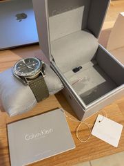 Ανδρικό ρολόι Calvin Klein New York Μέγεθος 43mm Stainless Steel σε άριστη κατάσταση  Θήκη από ανοξείδωτο ατσάλι με χακί πράσινο λουράκι. στεφάνη από ανοξείδωτο χάλυβα.