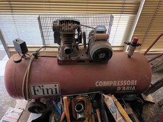 αεροσυμπιστης 2hp fini 200lit