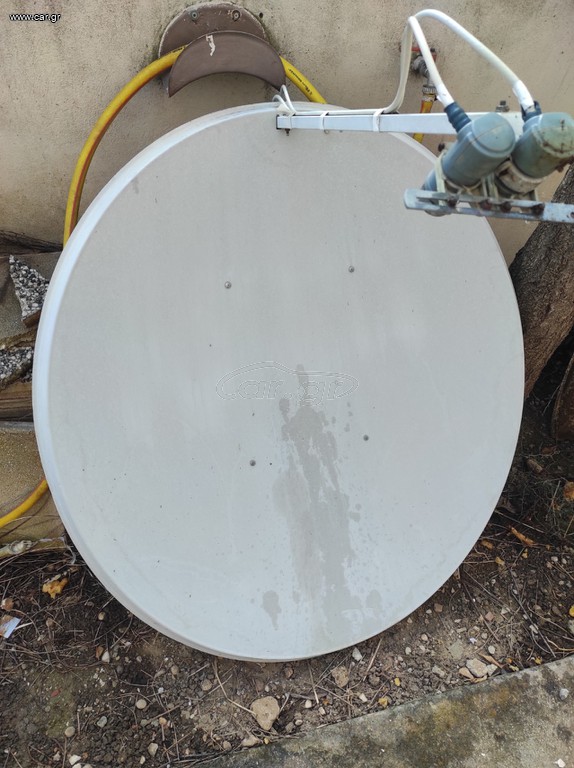 Δορυφορικό πιάτο